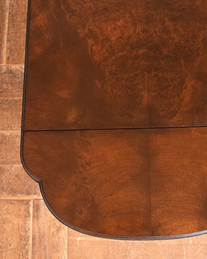 アンティークのチェスト　アンティーク家具　伸張式の天板が付いた、英国輸入のアンティークベットサイドチェスト。天板を近づいてみると…アンティークだから手に入れることが出来る天板に使われている銘木の美しさにうっとりです。(q-975-f-1)