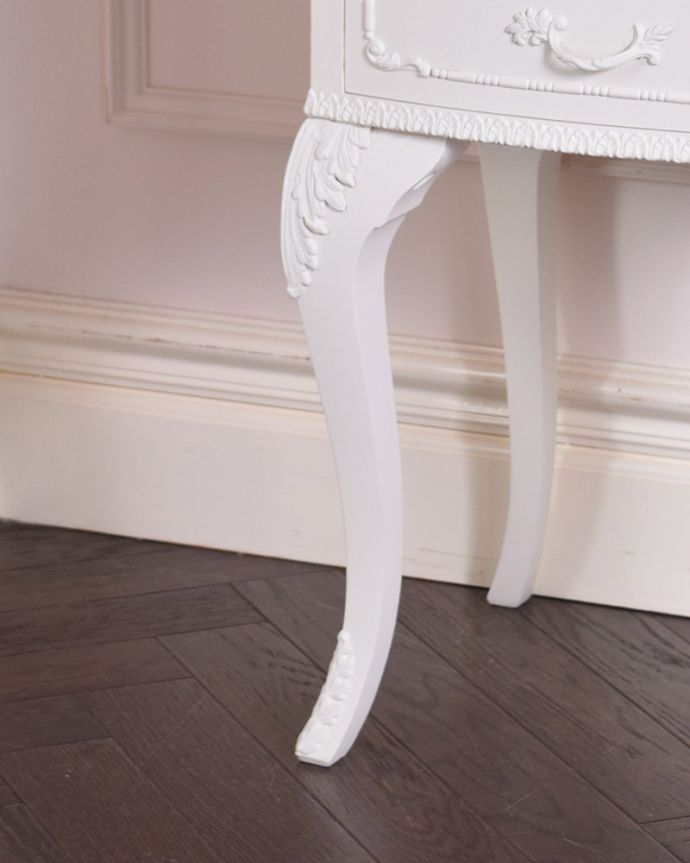 アンティークのチェスト　アンティーク家具　フランスからの可愛いアンティーク家具、ホワイトペイントのベッドサイドチェスト。華奢で女性らしい猫脚が外国風の雰囲気を作ってくれます。(q-980-f)