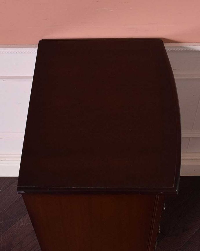 アンティークのチェスト　アンティーク家具　マホガニー材を使ったおしゃれなアンティークベッドサイドチェスト（４段）。天板も木目がキレイです。(q-985-f)