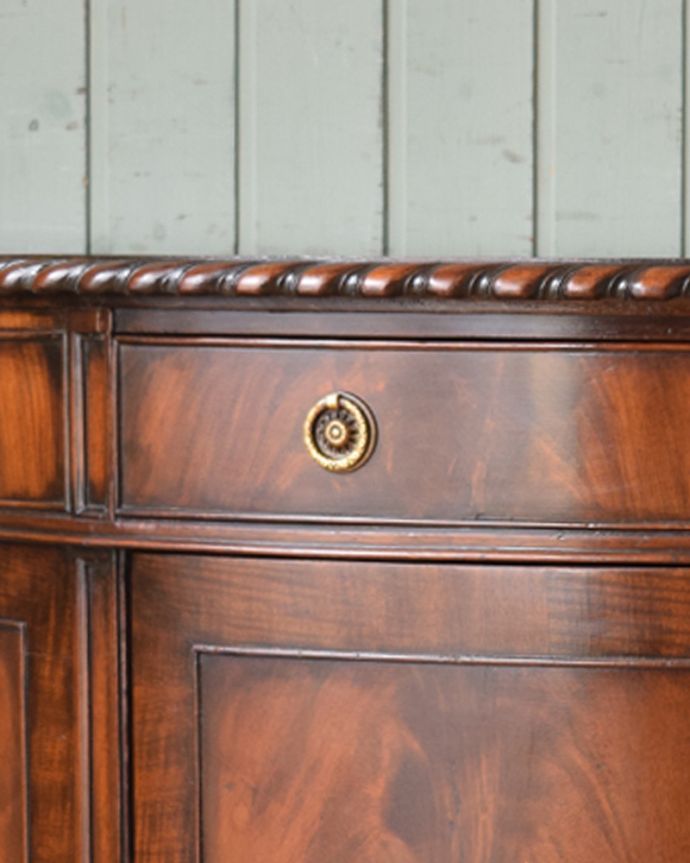 アンティークのキャビネット　アンティーク家具　ハーフムーンのシルエットが美しいサイドボード（英国輸入のアンティーク家具）。天板の縁どりのは見とれる程美しい装飾が施されています。(q-986-f)
