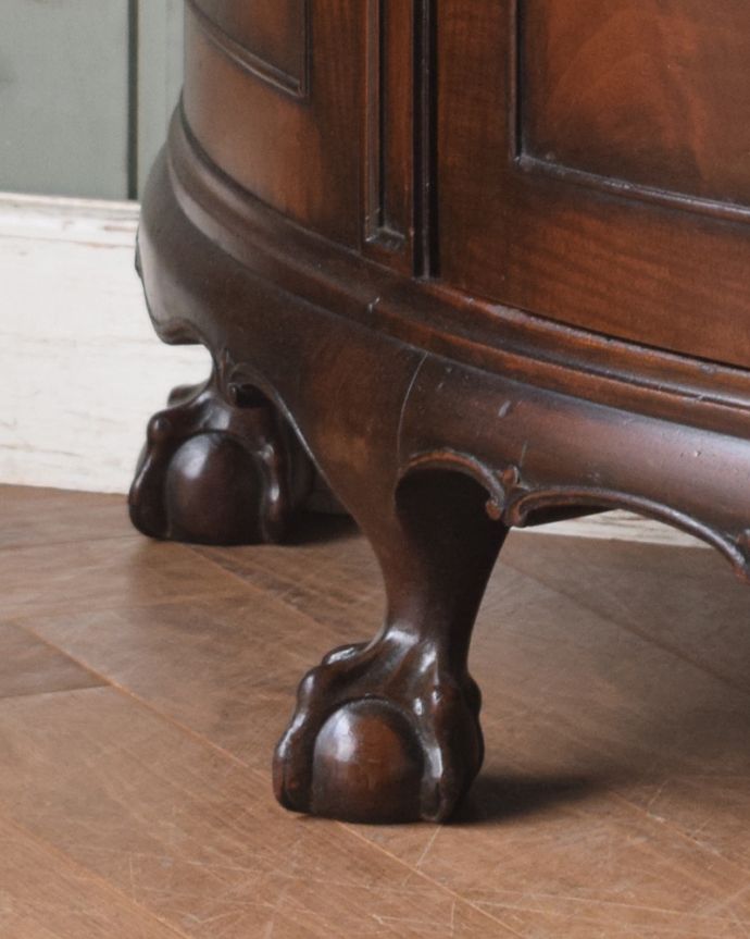 アンティークのキャビネット　アンティーク家具　ハーフムーンのシルエットが美しいサイドボード（英国輸入のアンティーク家具）。彫が入った美しい脚がキャビネットをしっかり支えてくれます。(q-986-f)