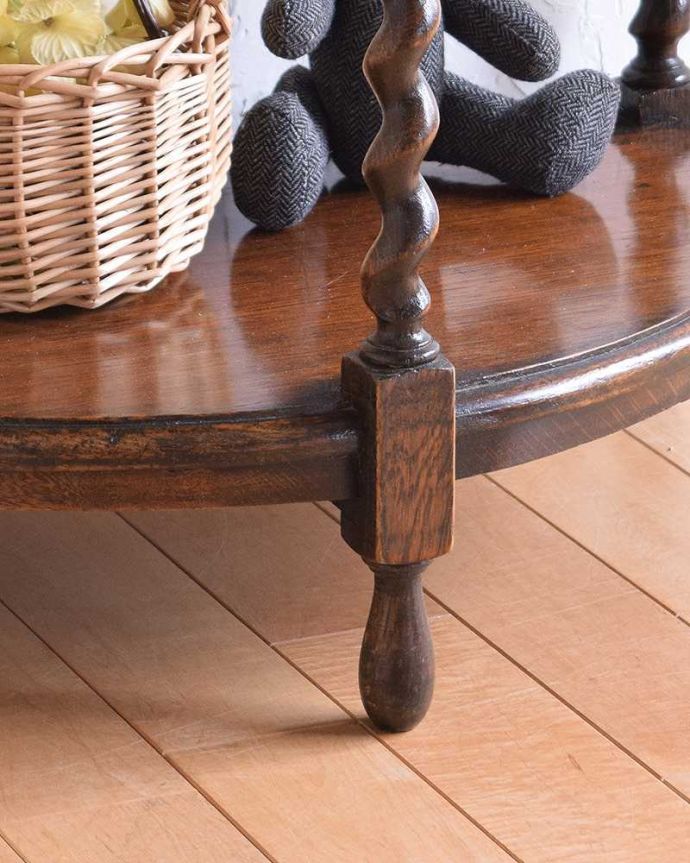 アンティークのテーブル　アンティーク家具　半円形のイギリスアンティーク家具、ツイスト脚のコンソールテーブル。丸い足先が可愛らしいです。(q-987-f)