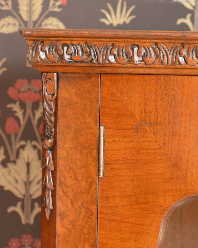 アンティークのキャビネット　アンティーク家具　美しいウォルナット材のアンティーク家具、英国のガラスキャビネット（ブックケース） 。惚れ惚れしちゃう美しさ天板の部分にさりげなく上品に施された彫。(q-989-f)