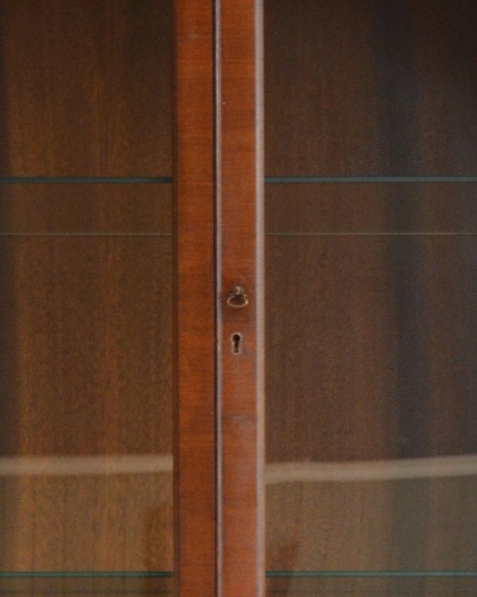 アンティークのキャビネット　アンティーク家具　美しいウォルナット材のアンティーク家具、英国のガラスキャビネット（ブックケース） 。開ける度にワクワク･･･取っ手もアンティークらしいデザイン。(q-989-f)