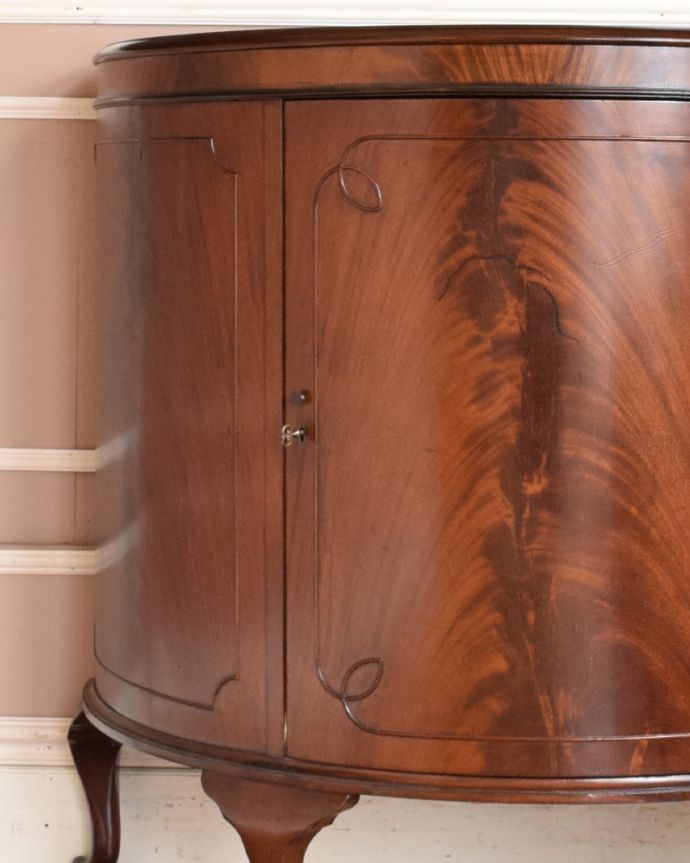 アンティークのキャビネット　アンティーク家具　ハーフムーンのオシャレなカップボード、英国輸入のアンティーク家具。木目が美しく、高級感と存在感があります。(q-990-f)