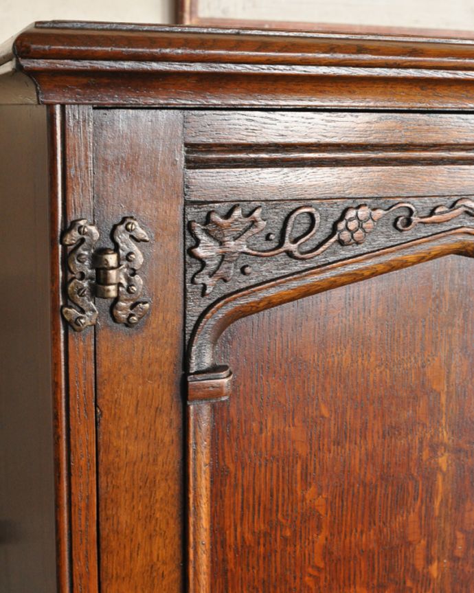 アンティークのチェスト　アンティーク家具　葡萄の装飾が美しい、英国輸入のオーク材のカップボードチェスト（食器棚）。扉のワンポイントの装飾がとってもステキ！英国の家具らしい重厚感があります。(q-994-f)