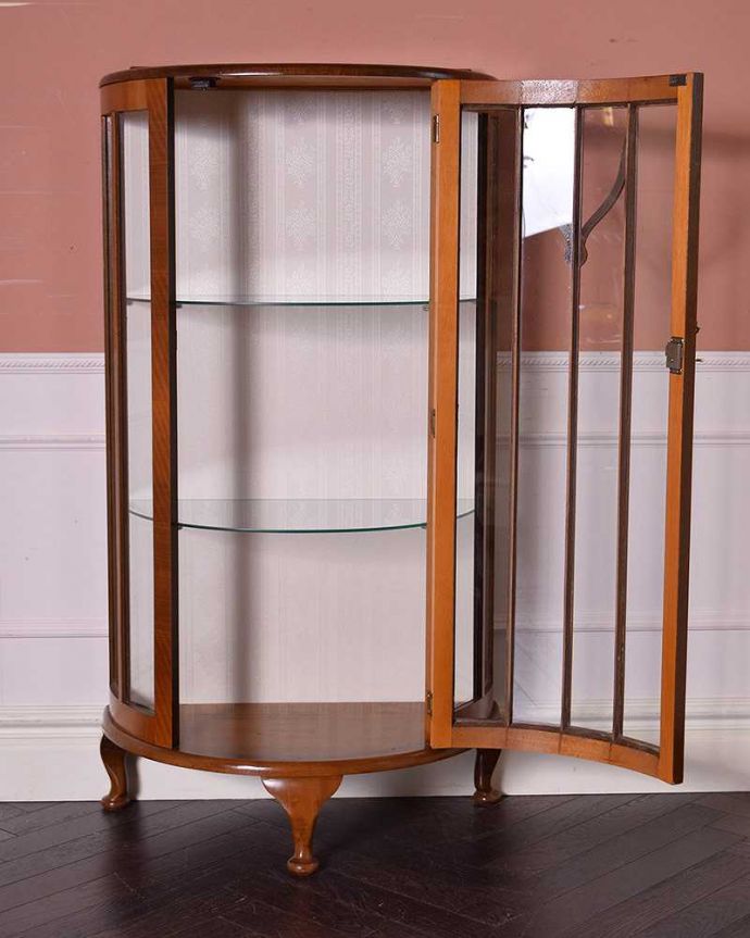 アンティークのキャビネット　アンティーク家具　ハーフムーンのイギリス家具、上品なアンティークのガラスキャビネット。棚板は２枚です。(q-996-f)