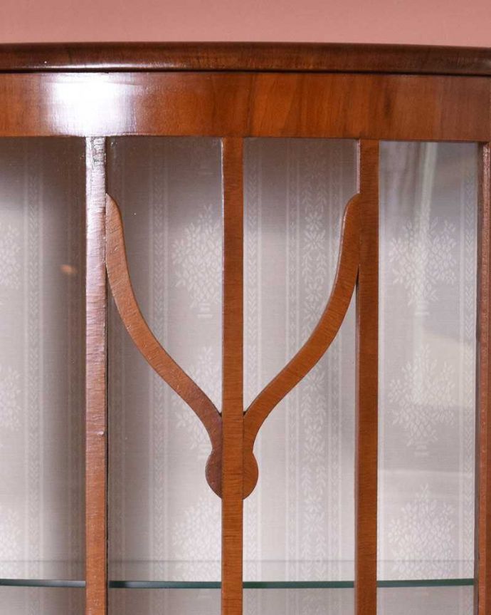 アンティークのキャビネット　アンティーク家具　ハーフムーンのイギリス家具、上品なアンティークのガラスキャビネット。細い木製の可愛いカッティングの装飾が付いています。(q-996-f)
