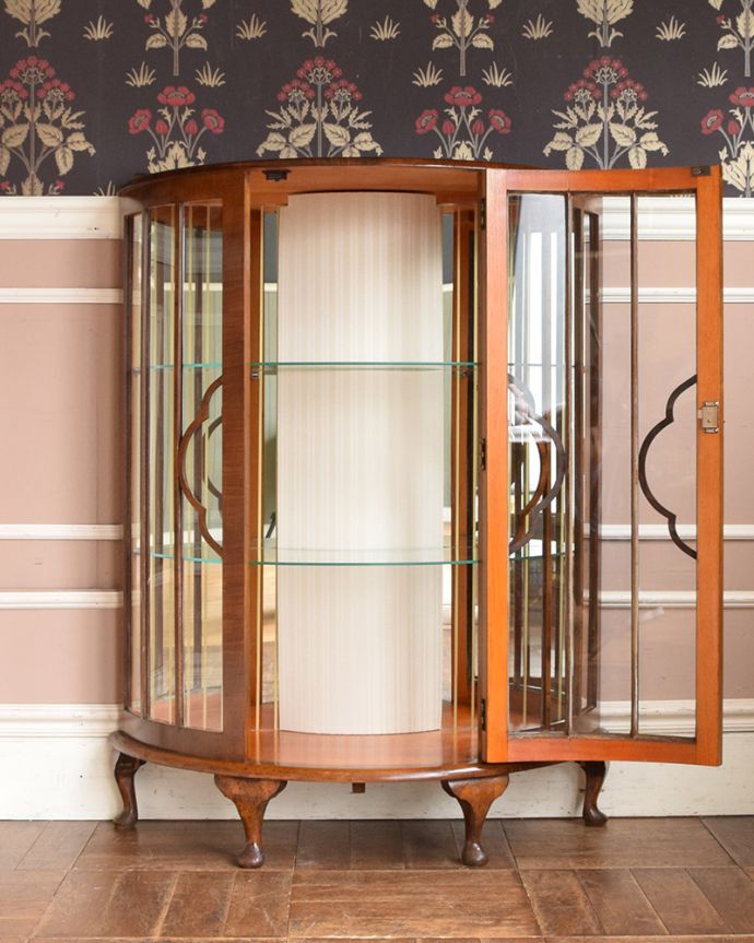 アンティークのキャビネット　アンティーク家具　ミラーがキラキラ輝くガラスキャビネット、英国スタイルのアンティーク家具。３段あります。(q-997-f)