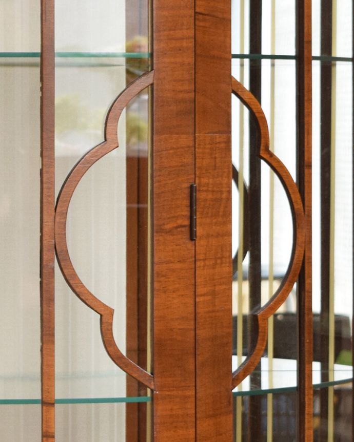 アンティークのキャビネット　アンティーク家具　ミラーがキラキラ輝くガラスキャビネット、英国スタイルのアンティーク家具。木製の繊細な装飾があります。(q-997-f)