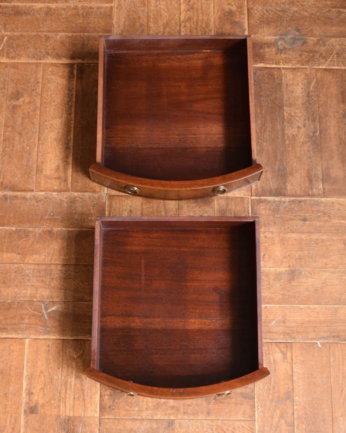 マホガニー材　アンティーク家具　英国輸入のアンティーク家具、ハーフムーンの美しいホールテーブル。引き出しが２杯付いています。(q-998-f)