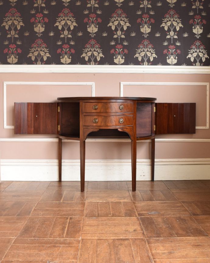 マホガニー材　アンティーク家具　英国輸入のアンティーク家具、ハーフムーンの美しいホールテーブル。脚が細いので、シルエットがとても素敵なんです。(q-998-f)