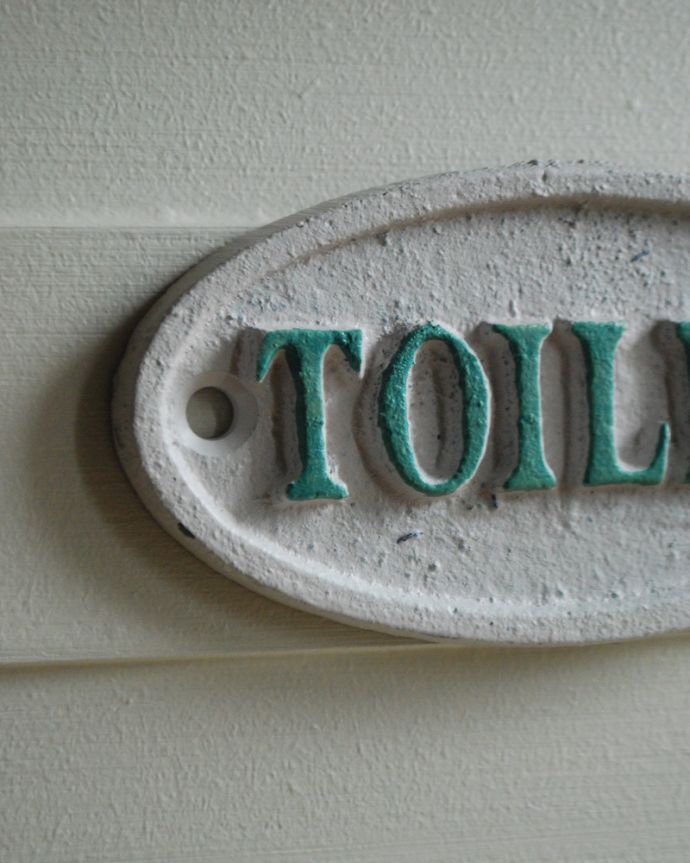洗面・トイレ　住宅用パーツ　アンティーク風のアイアン製トイレットプレート（TOILET）。市販のネジで２ヶ所を留めて下さい。(sa-037)
