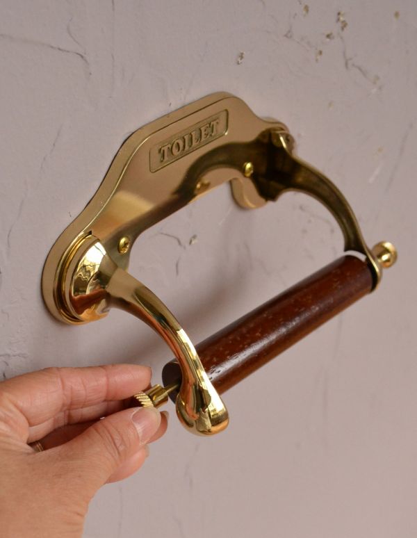 洗面・トイレ　住宅用パーツ　レトロなデザインの真鍮製ペーパーホルダー（ゴールド）フタ無し。バーに差し込んでからアーム部分を引っ掛けるだけ。(sa-236)