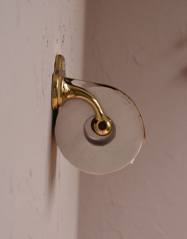 洗面・トイレ　住宅用パーツ　レトロなデザインの真鍮製ペーパーホルダー（ゴールド）。横から見るとこんな感じです。(sa-237)
