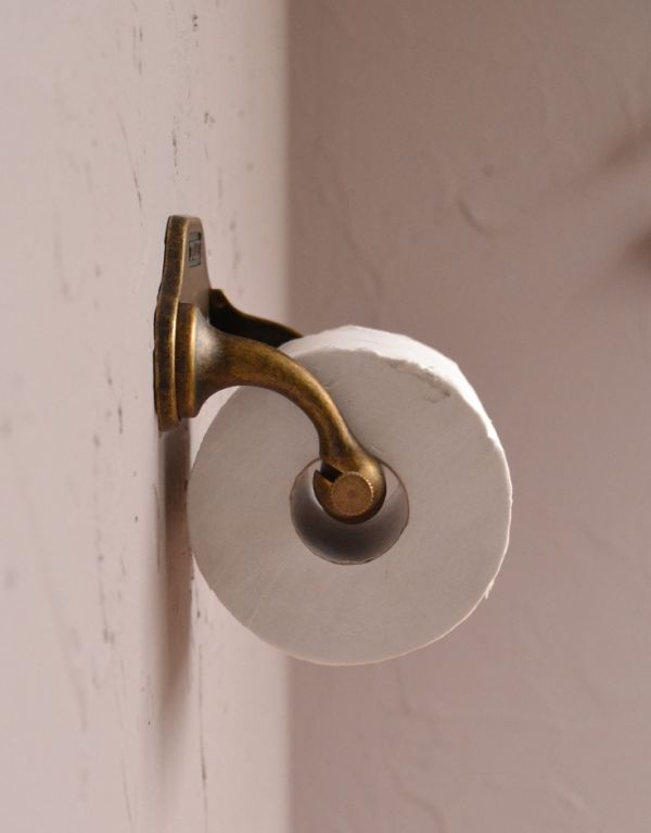 洗面・トイレ　住宅用パーツ　レトロなデザインの真鍮製ペーパーホルダー（アンティーク色）フタ無し。フタが無いので横から見てもスッキリしています。(sa-240)