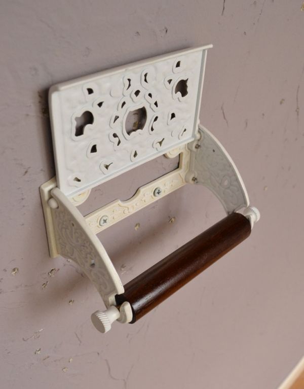 洗面・トイレ　住宅用パーツ　無垢材の真鍮製クラシカルなペーパーホルダー （アンティークホワイト）。差込バーは木製で、交換も簡単です。(sa-243)