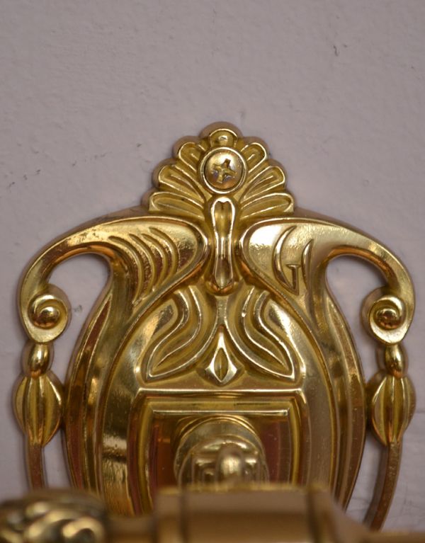 洗面・トイレ　住宅用パーツ　ヨーロピアン調の真鍮製ペーパーホルダー（ゴールド）。ビスも台座柄の一部として溶け込み目立たないようこだわって作られたデザインです。(sa-246)