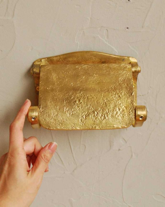 洗面・トイレ　住宅用パーツ　真鍮製のペーパーホルダー（ゴールド・ビス付き）。風合いの良い真鍮製です。(sa-257)