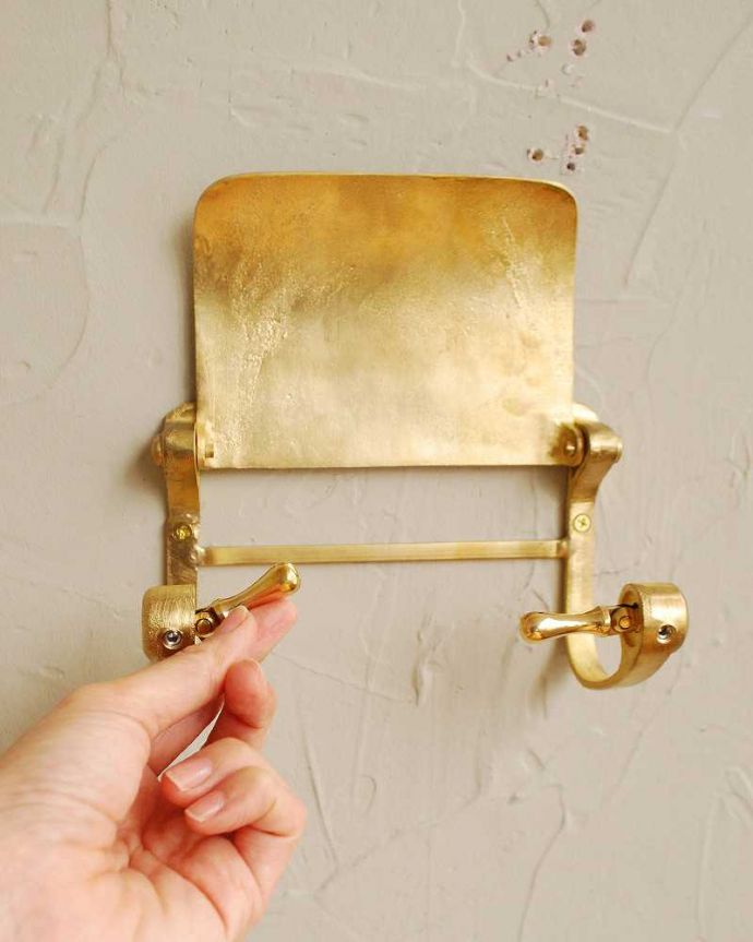 洗面・トイレ　住宅用パーツ　真鍮製のペーパーホルダー（ゴールド・ビス付き）。ペーパーを取り替えるのは簡単です。(sa-257)