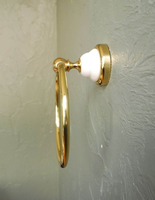洗面・トイレ　住宅用パーツ　陶器×真鍮タオルリング （ゴールド）。清潔感がある白い陶器と真鍮ゴールドカラーのタオルリングです。(sa-418)
