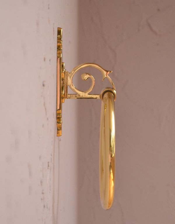 洗面・トイレ　住宅用パーツ　クラシックシリーズ真鍮製タオルリング（ゴールド）。横から見ても、装飾も美しいデザインです。(sa-423)