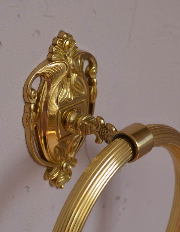 洗面・トイレ　住宅用パーツ　ヨーロピアン調の真鍮製タオルリング（ゴールド）。アラベスク調の優雅な台座と、装飾を施したバーが美しく調和します。(sa-426)
