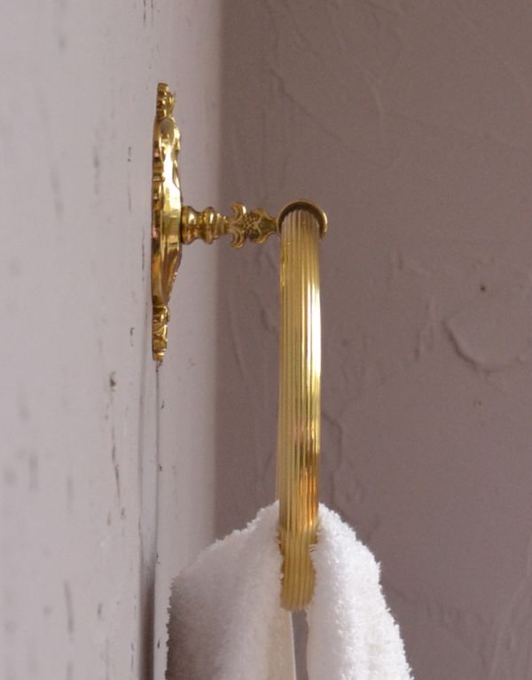 洗面・トイレ　住宅用パーツ　ヨーロピアン調の真鍮製タオルリング（ゴールド）。横からみても存在感たっぷりです。(sa-426)