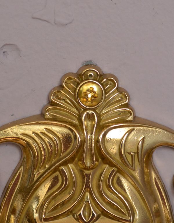 洗面・トイレ　住宅用パーツ　ヨーロピアン調の真鍮製タオルリング（ゴールド）。ビスも台座柄の一部として溶け込み目立たないようこだわって作られたデザインです。(sa-426)