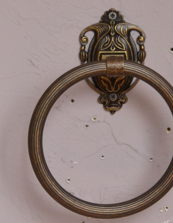 洗面・トイレ　住宅用パーツ　ヨーロピアン調の真鍮製タオルリング（アンティーク色）。ヨーロピアンデザインが壁を華やかに演出してくれます。(sa-427)