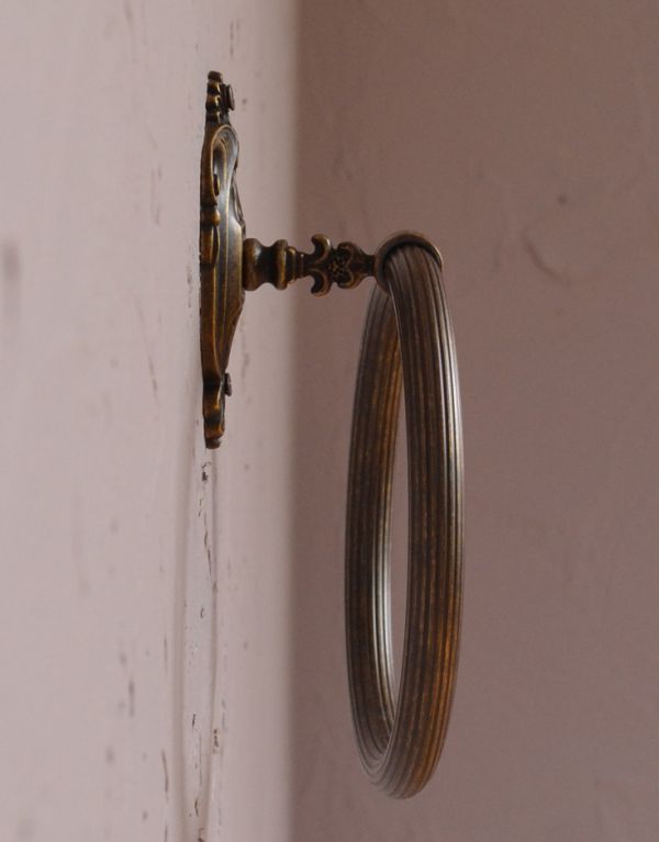 洗面・トイレ　住宅用パーツ　ヨーロピアン調の真鍮製タオルリング（アンティーク色）。横から見ても美しいデザインです。(sa-427)