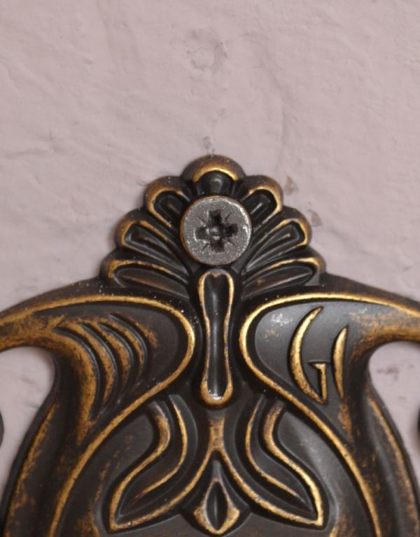 洗面・トイレ　住宅用パーツ　ヨーロピアン調の真鍮製タオルリング（アンティーク色）。ビスも台座柄の一部として溶け込み目立たないようこだわって作られたデザインです。(sa-427)