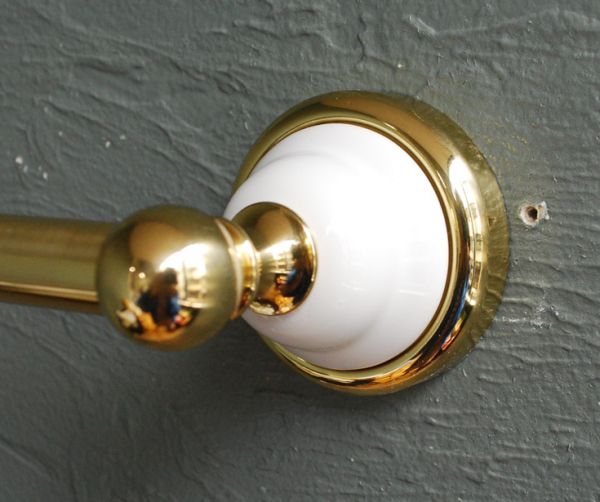洗面・トイレ　住宅用パーツ　陶器×真鍮タオルバー （ゴールド）。陶器×真鍮のゴールドカラーデザインです。(sa-612)