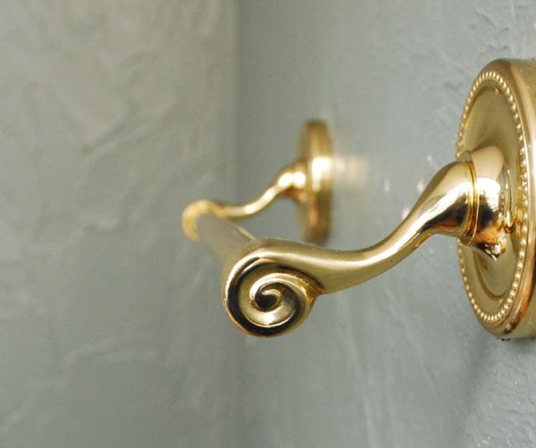 洗面・トイレ　住宅用パーツ　真鍮タオルバー （ゴールド）。横から見たバーの装飾も美しいデザインです。(sa-614)