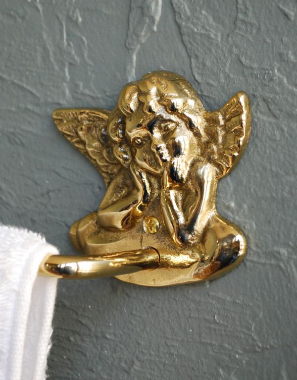 洗面・トイレ　住宅用パーツ　真鍮タオルバー （ゴールド・エンジェル・S）。頬に手を当てて微笑む愛らしいエンジェルモチーフです。(sa-615)