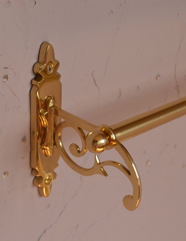 洗面・トイレ　住宅用パーツ　クラシックシリーズ真鍮製タオルバー（ゴールド）。真鍮の磨き仕上げなので、使い込み、時を重ねるごとに味わいが増していきます。(sa-618)