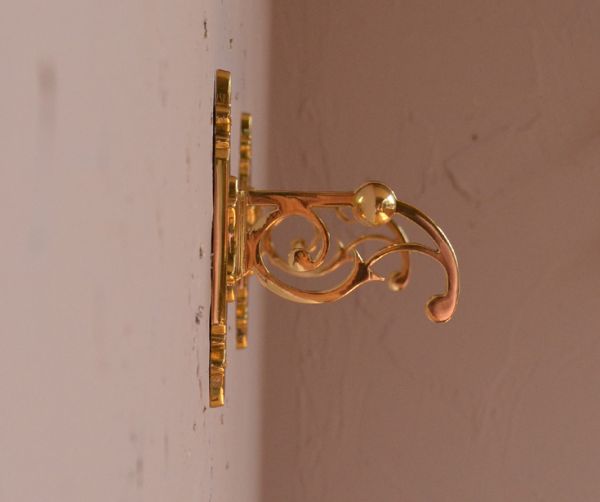 洗面・トイレ　住宅用パーツ　クラシックシリーズ真鍮製タオルバー（ゴールド）。横から見たバーの装飾も美しいデザインです。(sa-618)