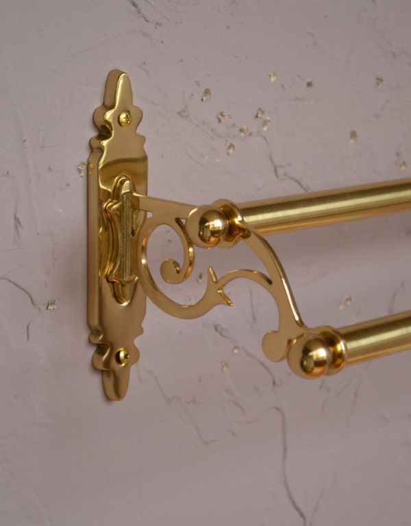 洗面・トイレ　住宅用パーツ　クラシックシリーズ真鍮製ダブルタオルバー（ゴールド）。クラシックな雰囲気を感じさせながら、シンプルに仕上げたデザインです。(sa-619)