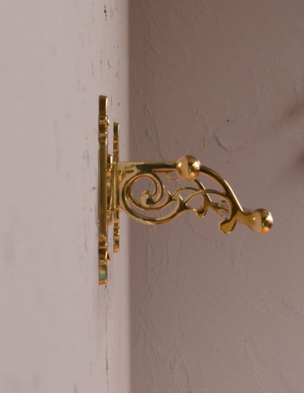 洗面・トイレ　住宅用パーツ　クラシックシリーズ真鍮製ダブルタオルバー（ゴールド）。横から見たバーの装飾も美しいデザインです。(sa-619)