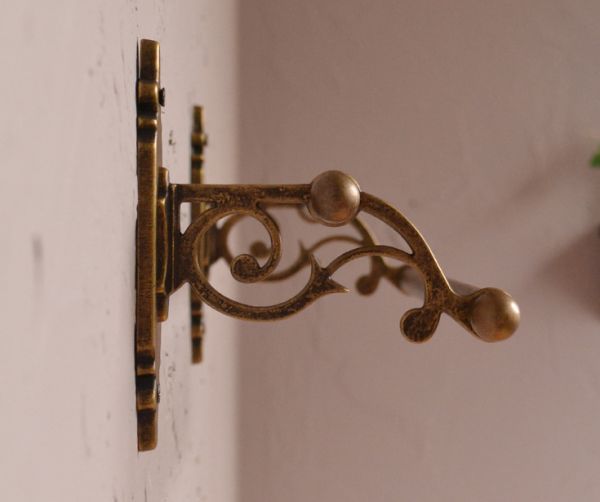 洗面・トイレ　住宅用パーツ　クラシックシリーズ真鍮製ダブルタオルバー（アンティーク色）。横から見たバーの装飾も美しいデザインです。(sa-621)