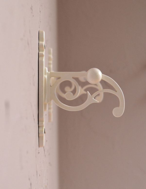 洗面・トイレ　住宅用パーツ　クラシックシリーズ真鍮製タオルバー（アンティークホワイト）。横から見たバーの装飾も美しいデザインです。(sa-622)