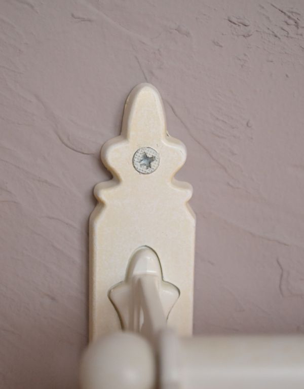 洗面・トイレ　住宅用パーツ　クラシックシリーズ真鍮製ダブルタオルバー（アンティークホワイト）。4ヶ所ビスで留めてお使い下さい。(sa-623)
