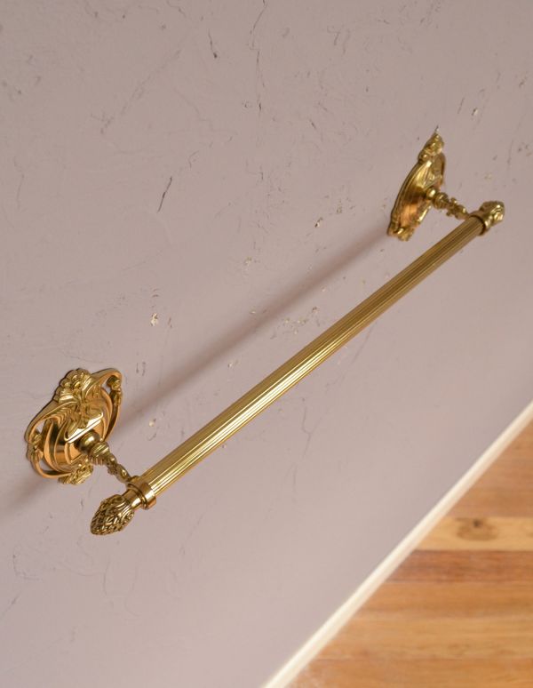 洗面・トイレ　住宅用パーツ　ヨーロピアン調の真鍮製タオルバー（ゴールド）。つけた瞬間そこはまるで高級ホテルのようなサニタリールームの出来上がりです。(sa-624)