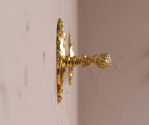 洗面・トイレ　住宅用パーツ　ヨーロピアン調の真鍮製タオルバー（ゴールド）。横から見たバーの装飾も美しいデザインです。(sa-624)