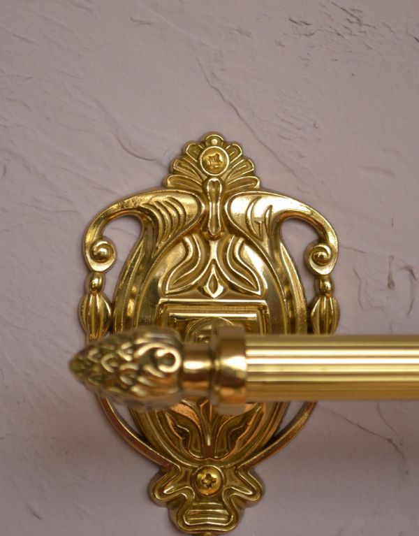 洗面・トイレ　住宅用パーツ　ヨーロピアン調の真鍮製タオルバー（ゴールド）。ビスも台座柄の一部として溶け込み目立たないようこだわって作られたデザインです。(sa-624)