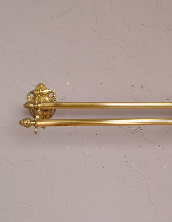 洗面・トイレ　住宅用パーツ　ヨーロピアン調の真鍮製ダブルタオルバー（ゴールド）。ヨーロピアンデザインが壁を華やかに演出してくれます。(sa-625)