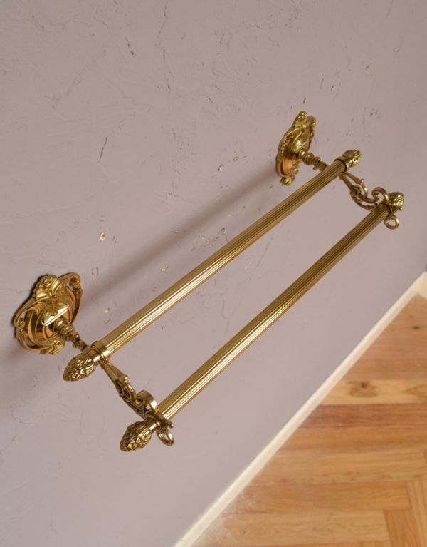 洗面・トイレ　住宅用パーツ　ヨーロピアン調の真鍮製ダブルタオルバー（ゴールド）。家族が多い方にも人気の２連タイプのタオルバーです。(sa-625)