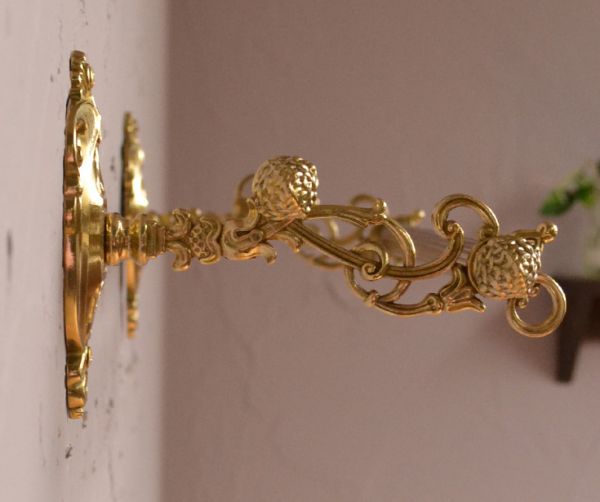 洗面・トイレ　住宅用パーツ　ヨーロピアン調の真鍮製ダブルタオルバー（ゴールド）。横から見たバーの装飾も美しいデザインです。(sa-625)