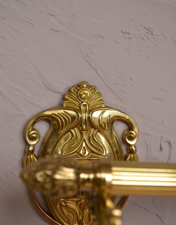 洗面・トイレ　住宅用パーツ　ヨーロピアン調の真鍮製ダブルタオルバー（ゴールド）。ビスも台座柄の一部として溶け込み目立たないようこだわって作られたデザインです。(sa-625)