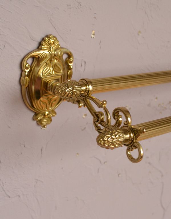 洗面・トイレ　住宅用パーツ　ヨーロピアン調の真鍮製ダブルタオルバー（ゴールド）。つけた瞬間そこはまるで高級ホテルのようなサニタリールームの出来上がりです。(sa-625)